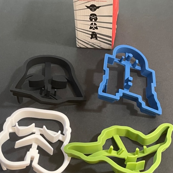 Williams Sonoma Star Wars Pancake Molds Yoda, Stormtrooper, Darth Vader, R2-D2 - Picture 2 of 6